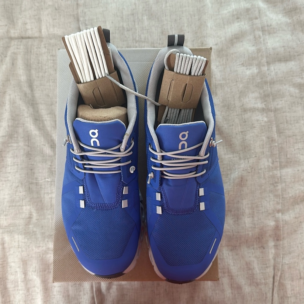 On cloud, Could 5 waterproof cobalt/glacier 8 women’s size NWT with box.